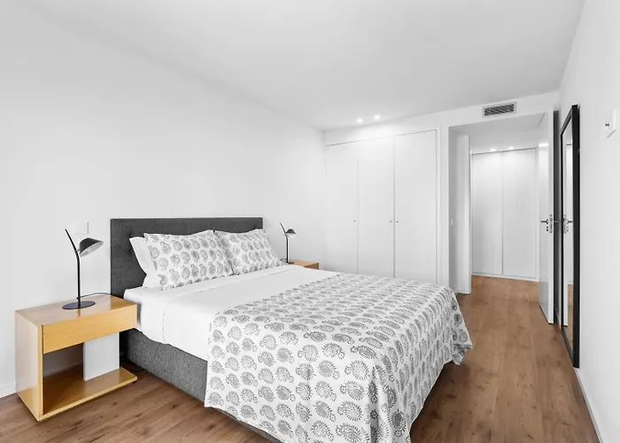 Bright With Balcony & Parking | Bonfim