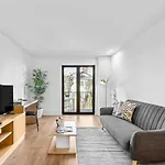 Lägenhet Bright With Balcony & Parking | Bonfim Oporto