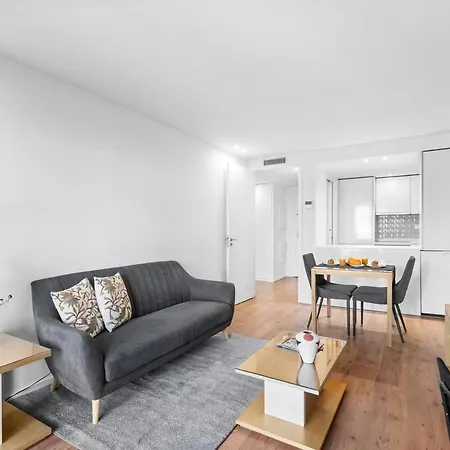 Bright With Balcony & Parking | Bonfim *