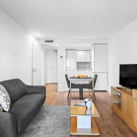 Bright With Balcony & Parking | Bonfim * بورتو