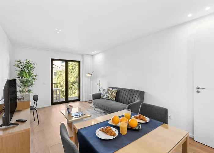 Bright With Balcony & Parking | Bonfim *
